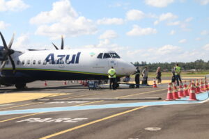 Avião da Azul no aeroporto de PG