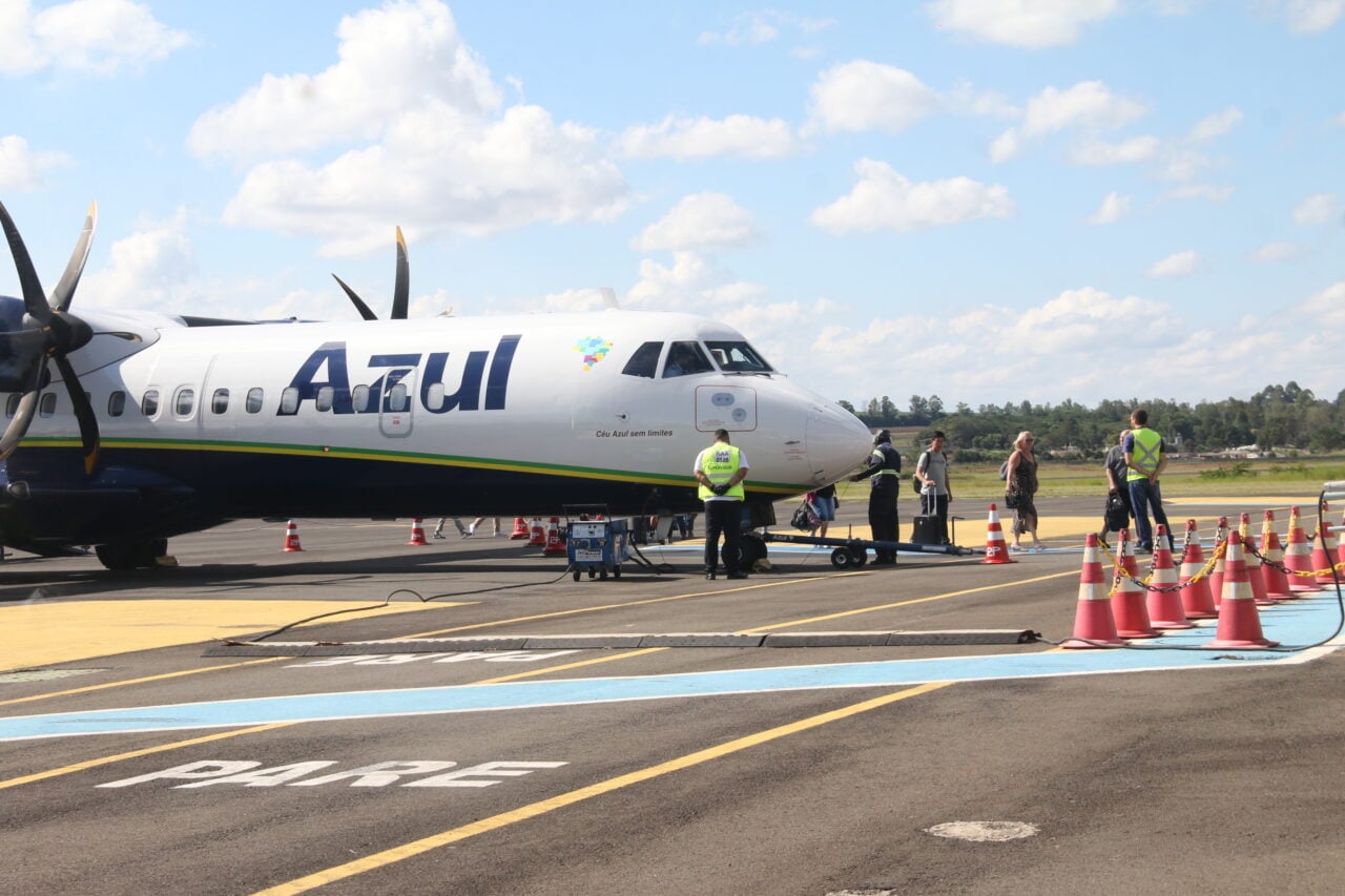 Avião da Azul no aeroporto de PG