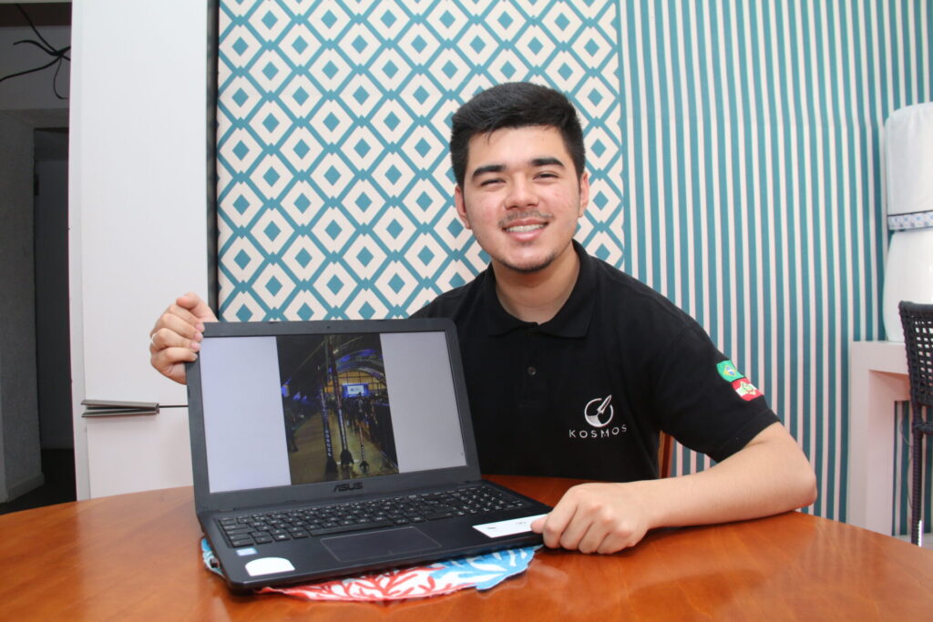 Ponta-grossense Arthur Sato, líder da Kosmos Rocketry, com a imagem dos foguetes na tela do computador