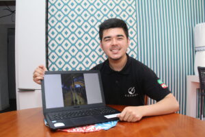 Ponta-grossense Arthur Sato, líder da Kosmos Rocketry, com a imagem dos foguetes na tela do computador