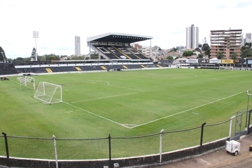 Estádio Germano Krüger, do Operário, em plano aberto.