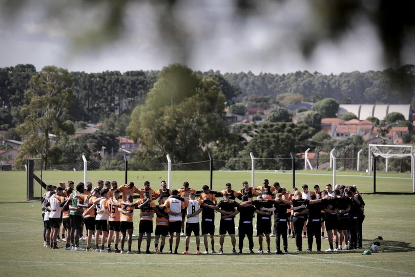 Jogadores do Operário reunidos no CT UEPG