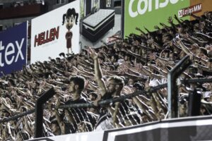 Torcida do Operário agitando a curva do GK