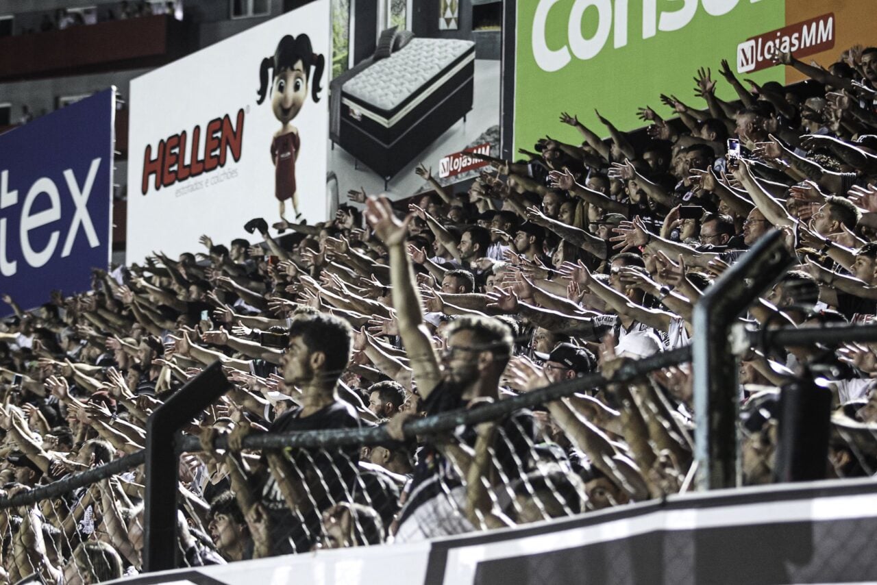 Torcida do Operário agitando a curva do GK