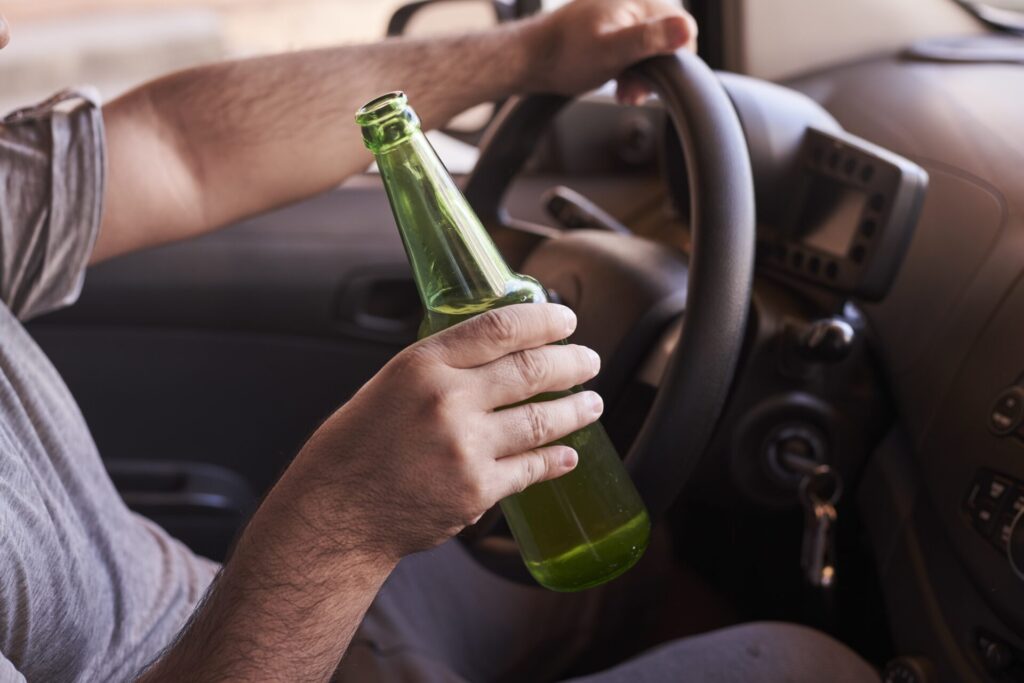Motorista com garrafa de cerveja