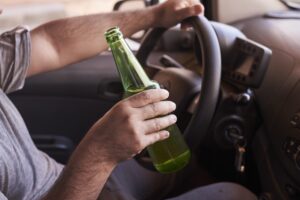 Motorista com garrafa de cerveja