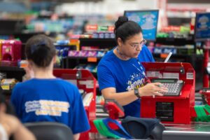 Operadores de caixa em supermercado