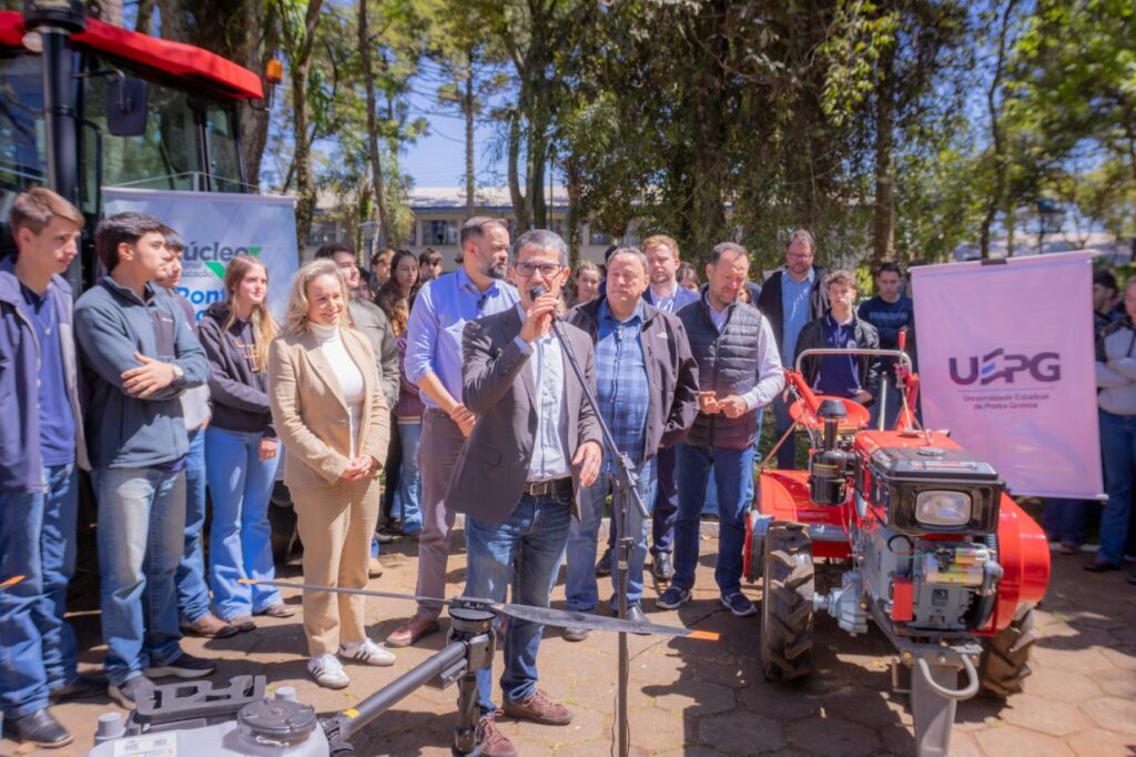 Reitor Miguel Sanches Neto no anúncio do Estado de R$ 2 milhões investidos em equipamentos ao Colégio Agrícola da UEPG