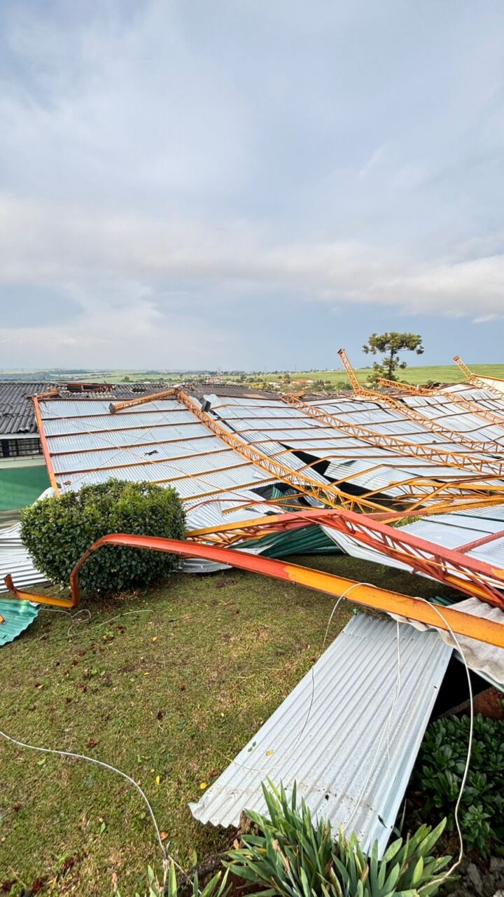 Telhado foi arrancado pelo temporal
