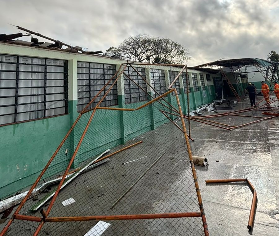 Escola José Pinto Rosas destelhada