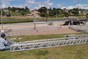 Foto de funcionários montando estrutura de barracão que irá receber enfeites de Natal no Parque de Olarias, em Ponta Grossa