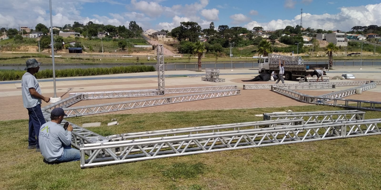 Foto de funcionários montando estrutura de barracão que irá receber enfeites de Natal no Parque de Olarias, em Ponta Grossa