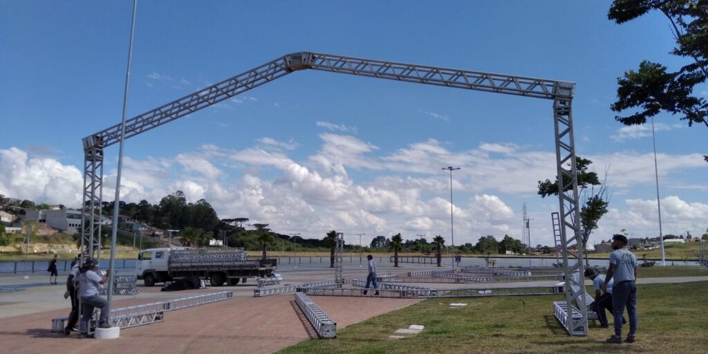 Foto de funcionários montando estrutura de barracão que irá receber enfeites de Natal no Parque de Olarias, em Ponta Grossa
