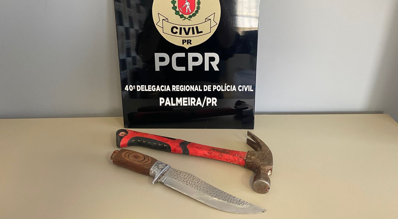 Segundo a polícia, suspeito usou martelo e faca na tentativa de feminicídio