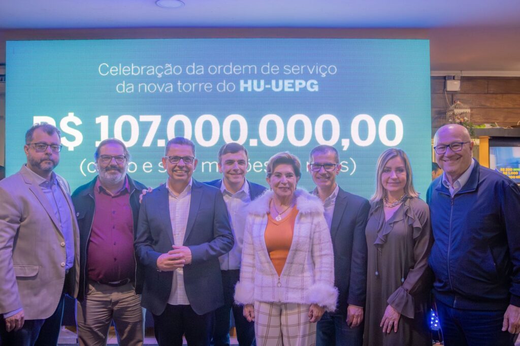 Autoridades reunidas durante anúncio de assinatura de ordem de serviço das obras de nova torre do Hospital Universitário Regional dos Campos Gerais