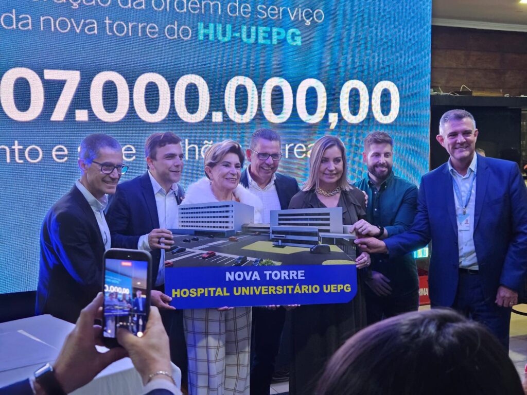 Autoridades políticas e institucionais reunidas para evento de assinatura de ordem de serviço de obra de nova torre do Hospital Universitário Regional dos Campos Gerais