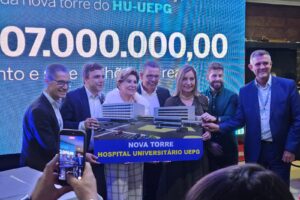 Autoridades políticas e institucionais reunidas para evento de assinatura de ordem de serviço de obra de nova torre do Hospital Universitário Regional dos Campos Gerais