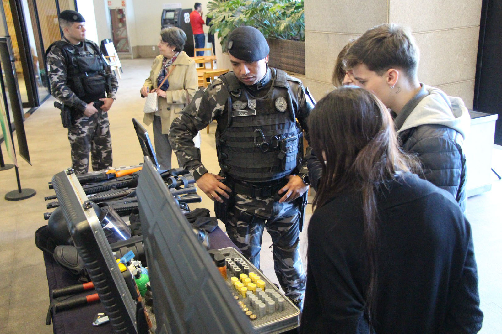 Exposição da Polícia Militar do Paraná em shopping pelos seus 171 anos