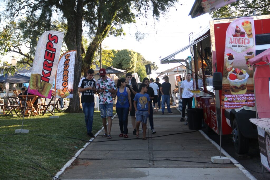 Visitantes e carrinhos da Feira Gastronômica no Jardim Carvalho em Ponta Grossa.