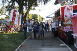 Visitantes e carrinhos da Feira Gastronômica no Jardim Carvalho em Ponta Grossa.