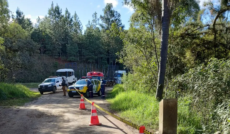Viaturas no local em que o corpo foi encontrado
