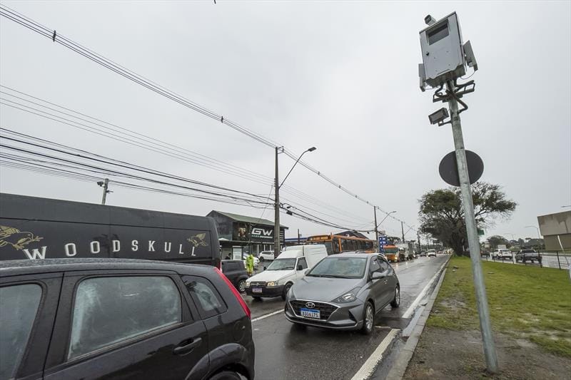 Rodovia com trânsito leve de veículos em trecho controlado por radar