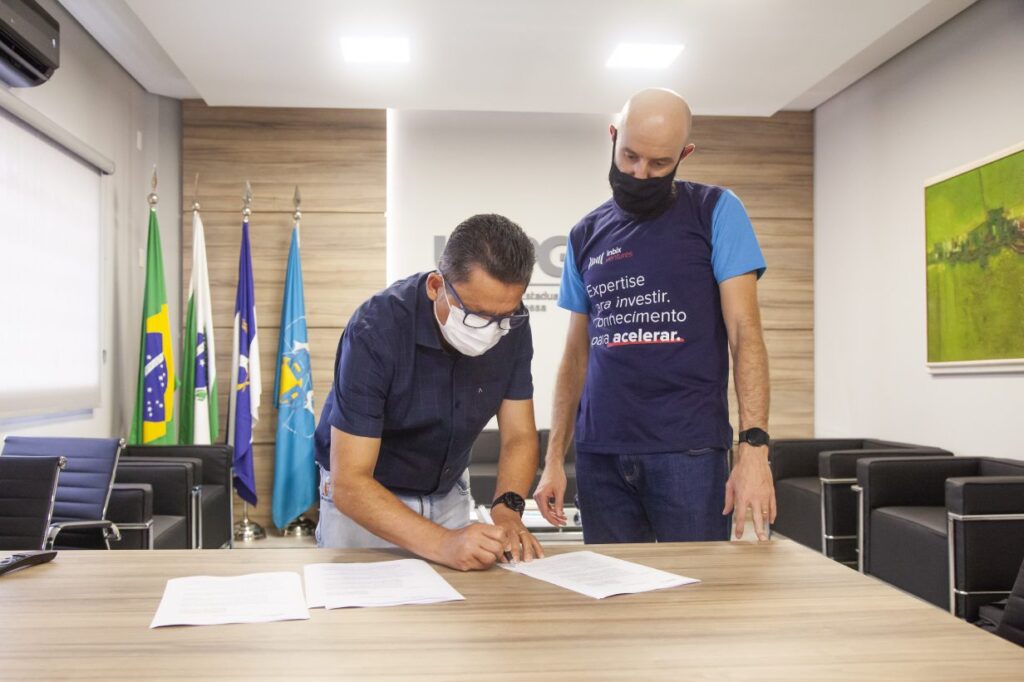 Foto da assinatura do convênio da UEPG com a Inbix, aceleradora de startups