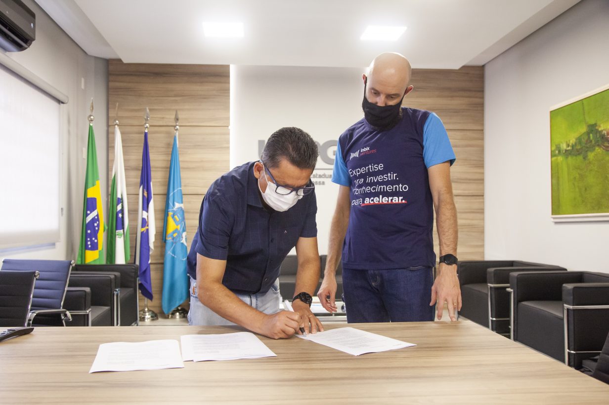 Foto da assinatura do convênio da UEPG com a Inbix, aceleradora de startups