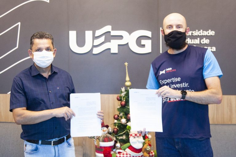 Foto da assinatura do convênio da UEPG com a Inbix, aceleradora de startups