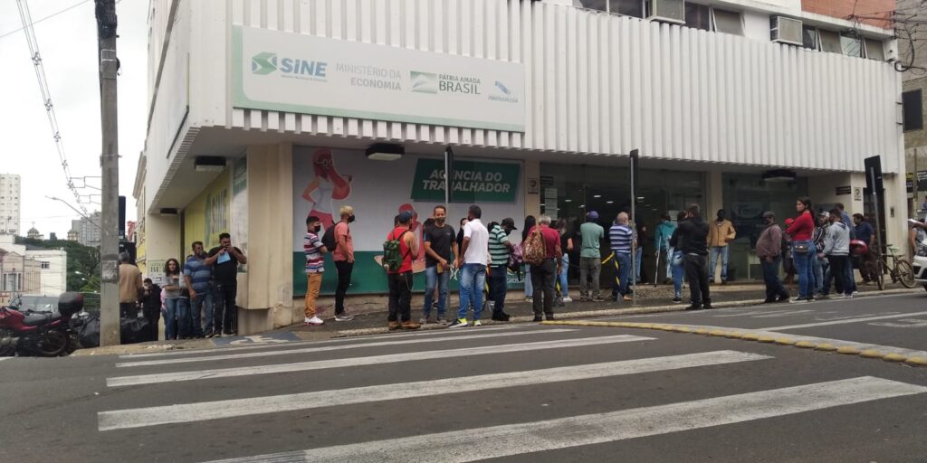 Fila em busca de vagas para a maltaria