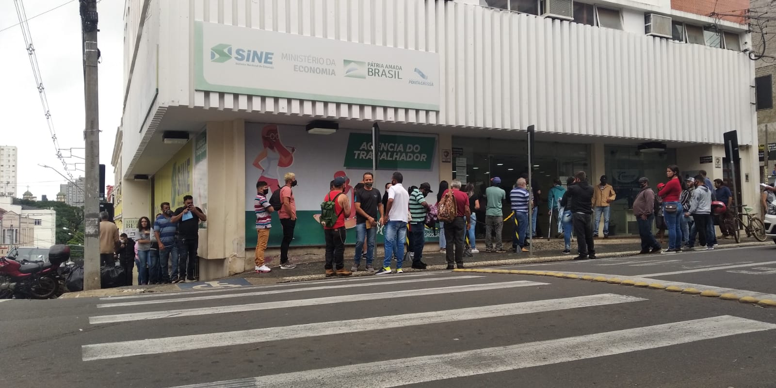 Fila em busca de vagas para a maltaria