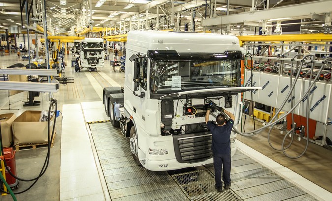 Foto da linha de produção da DAF Caminhões Brasil