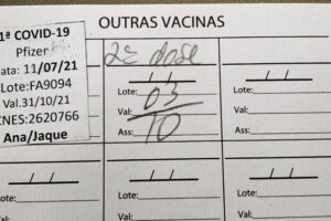 Foto de certificado e comprovante da carteirinha de vacinação.