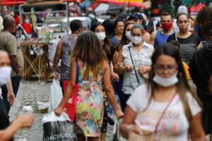 Foto de multidão usando máscara em meio ao recorde de casos de covid-19