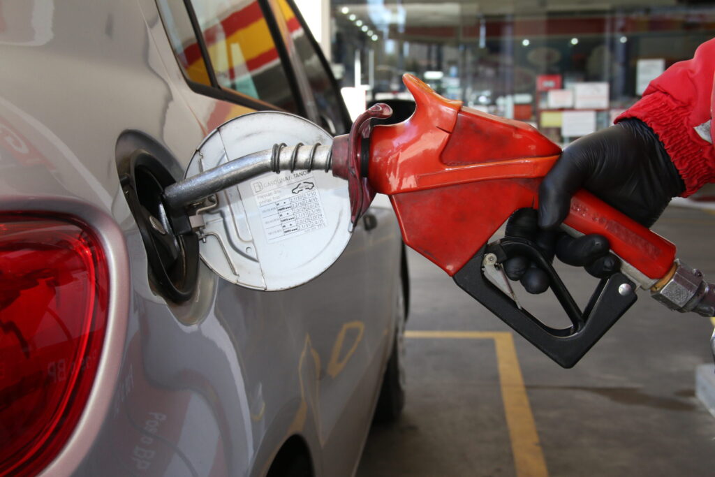 Foto de abastecimento de gasolina em posto de combustiveis.