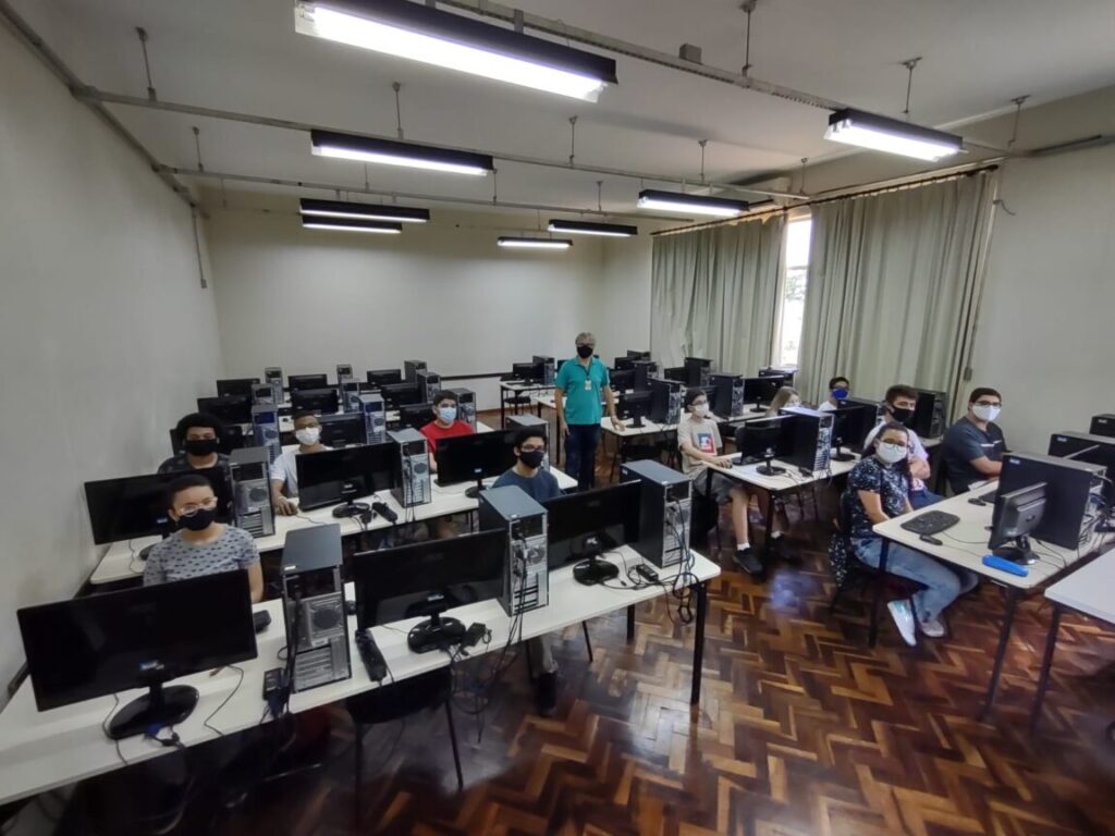 Foto do curso do IFPR Ponta Grossa, de técnico em informática