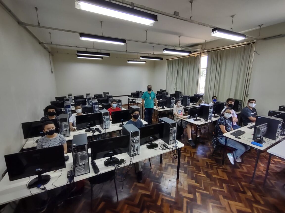 Foto do curso do IFPR Ponta Grossa, de técnico em informática
