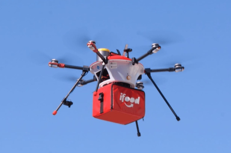 Foto do ifood fazendo entregas com drones