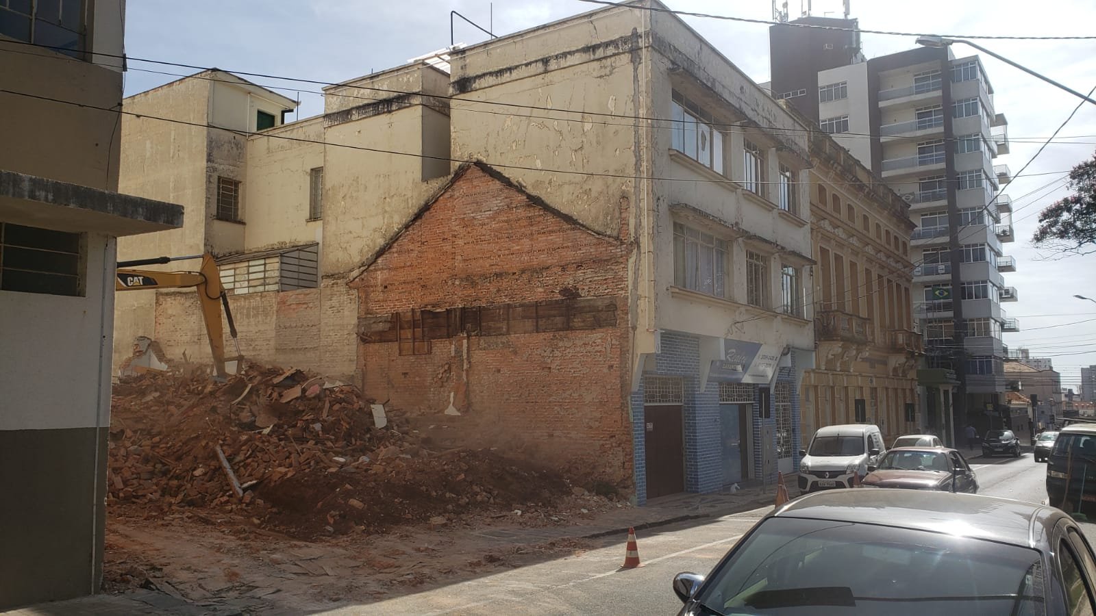 foto do imóvel centenário demolido em PG