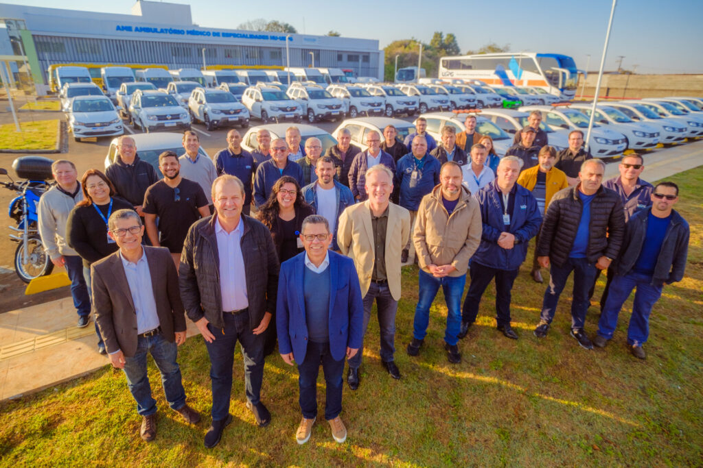 Equipe da UEPG posa para foto diante da frota de veículos da Instituição