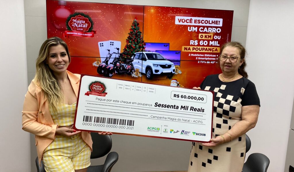 Ganhadora do sorteio da ACIPG e dona da mercearia onde foi feita a compra