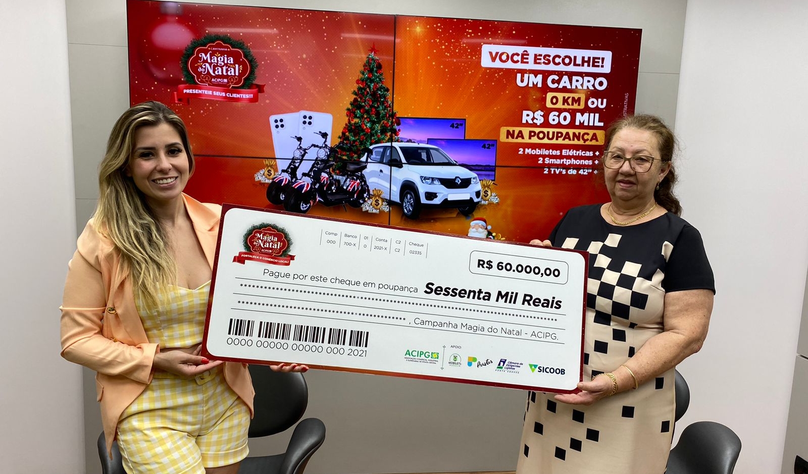Ganhadora do sorteio da ACIPG e dona da mercearia onde foi feita a compra