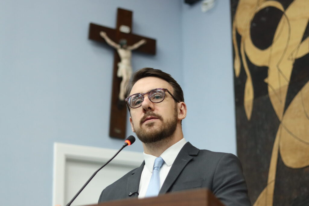 Geraldo Stocco falando na Tribuna da Câmara de Ponta Grossa