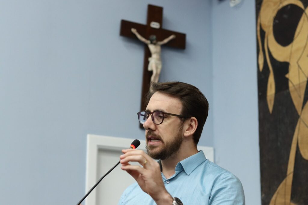 Vereador Geraldo Stocco, autor do projeto, falando na Tribuna da Câmara Municipal de Ponta Grossa