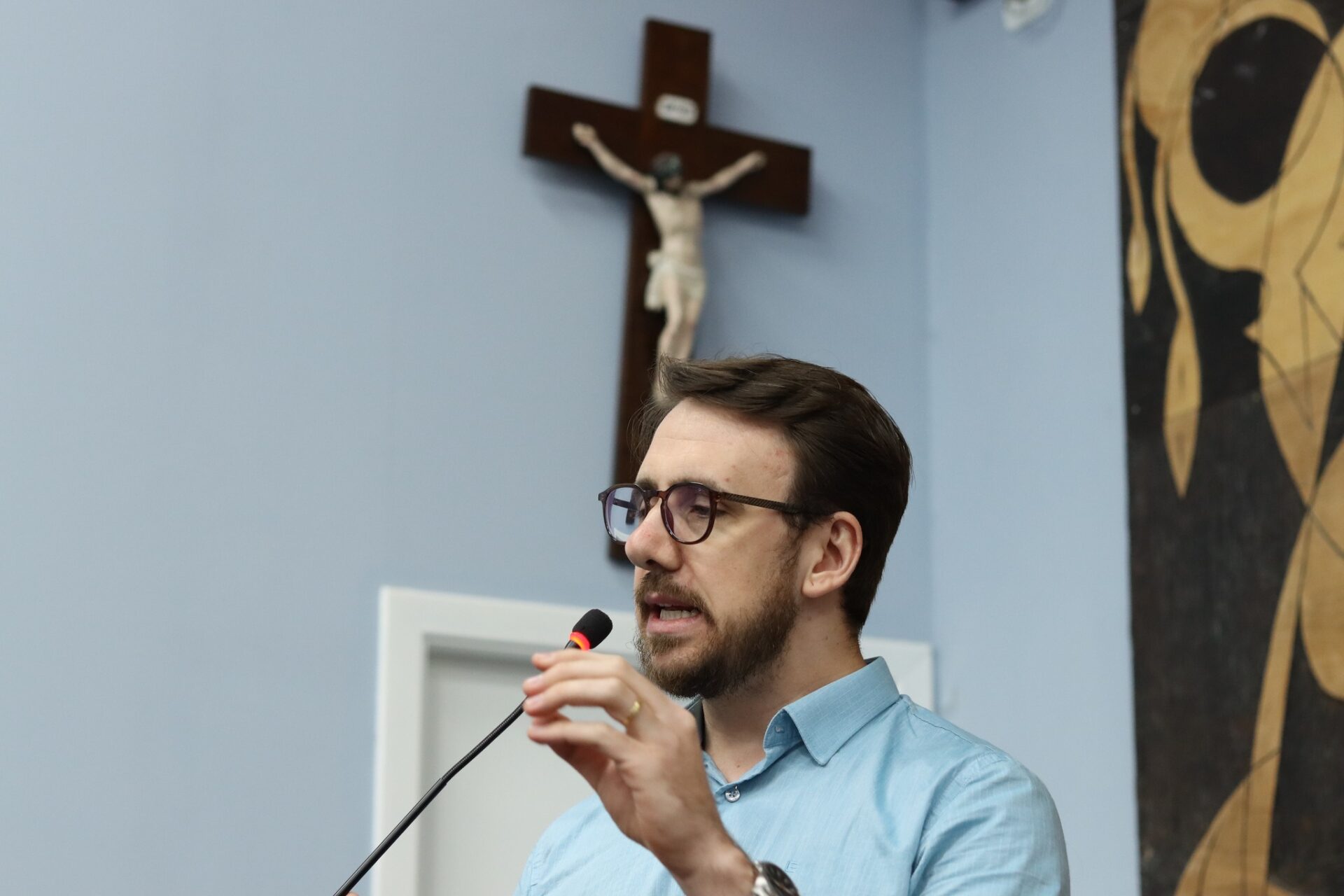 Vereador Geraldo Stocco, autor do projeto, falando na Tribuna da Câmara Municipal de Ponta Grossa