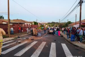 colisão com dois carros e uma moto