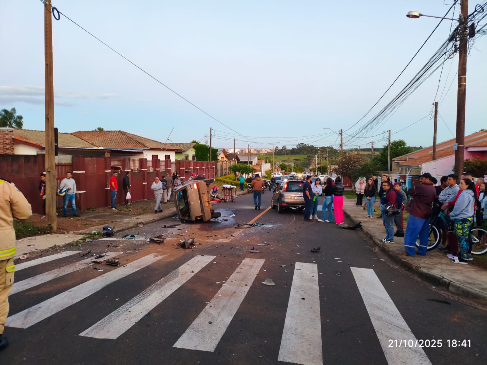 colisão com dois carros e uma moto