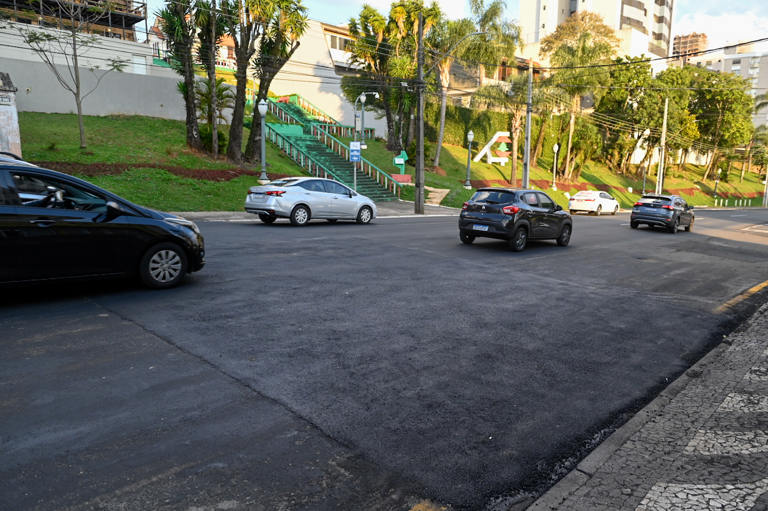 Lombada irregular situada em uma das ruas da cidade