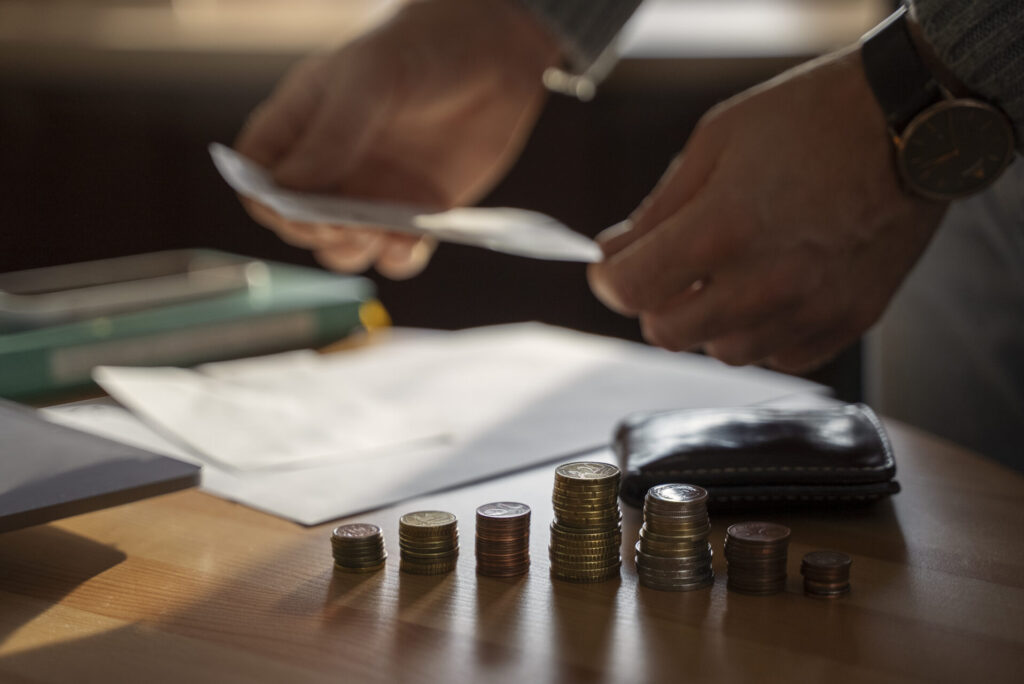 Papéis e moedas sobre a mesa