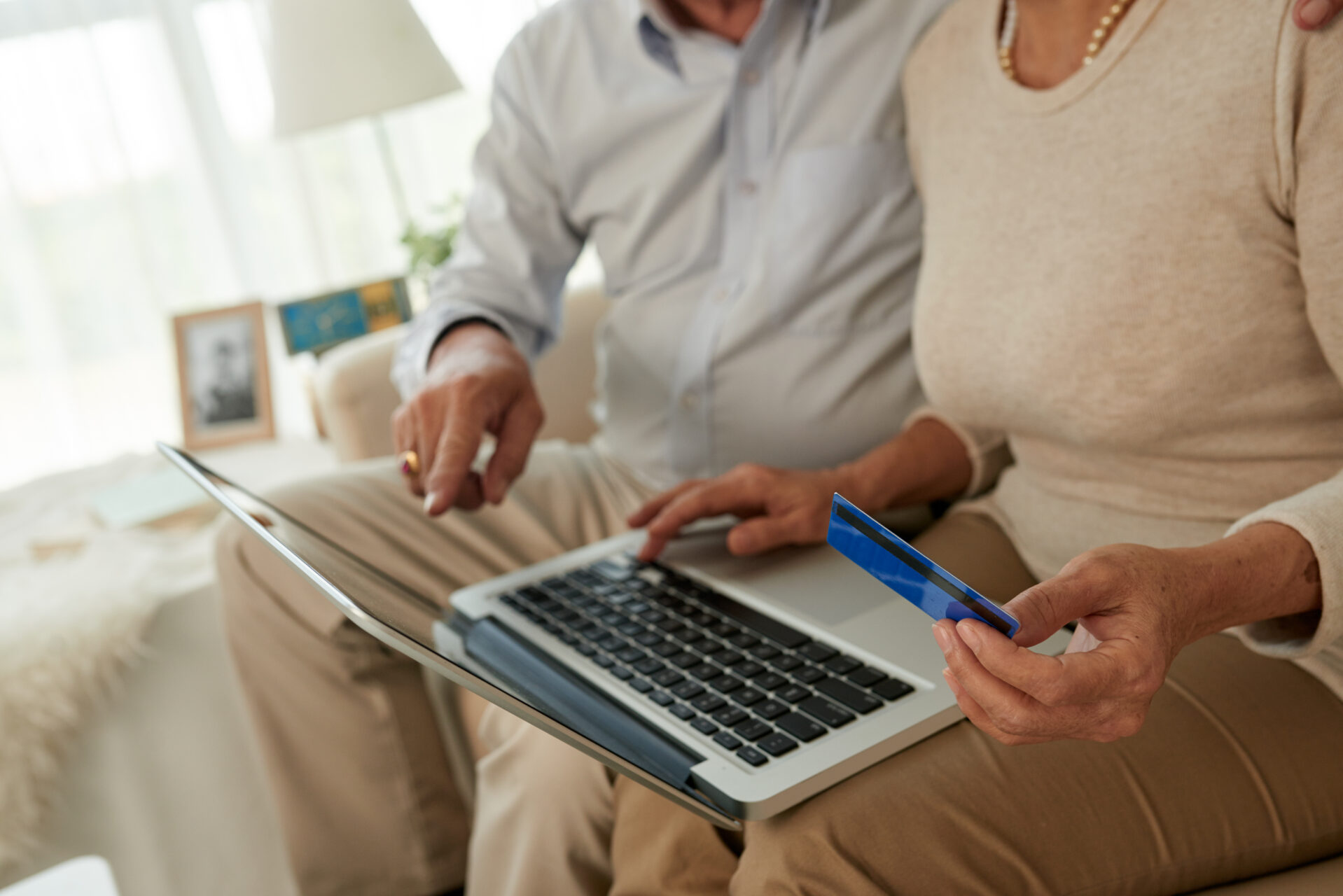 Pessoas usam computador e cartão de banco